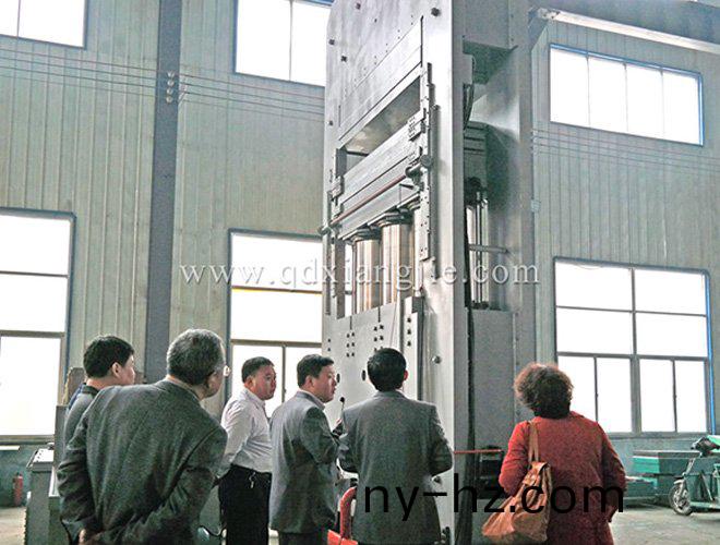 框式平闆(ban)硫(liu)化(hua)機